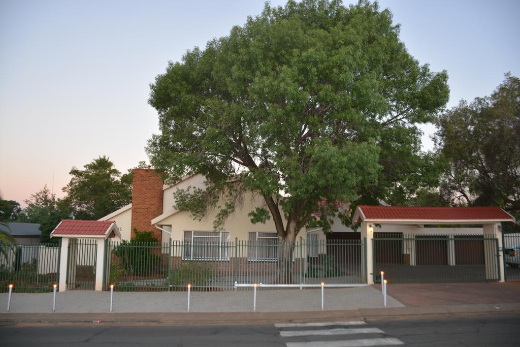 Blue Crane Guest House Bloemfontein Exterior photo